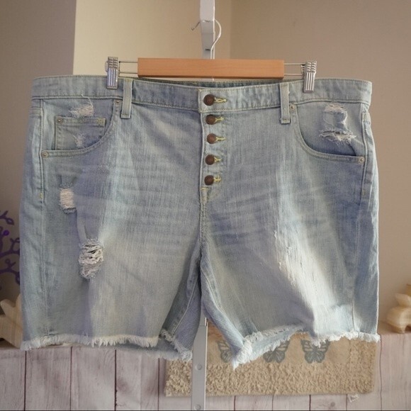 Mossimo sz 18 Distressed Boyfriend Shorts Light Wash - Picture 1 of 7
